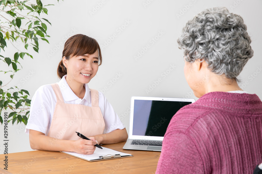 Obraz premium 介護士と高齢者の女性