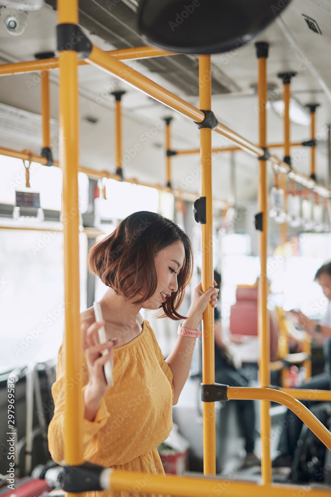 Obraz premium Passengers leave the city bus