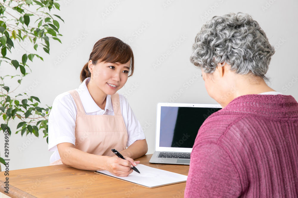 介護士と高齢者の女性 介護士と高齢者の女性