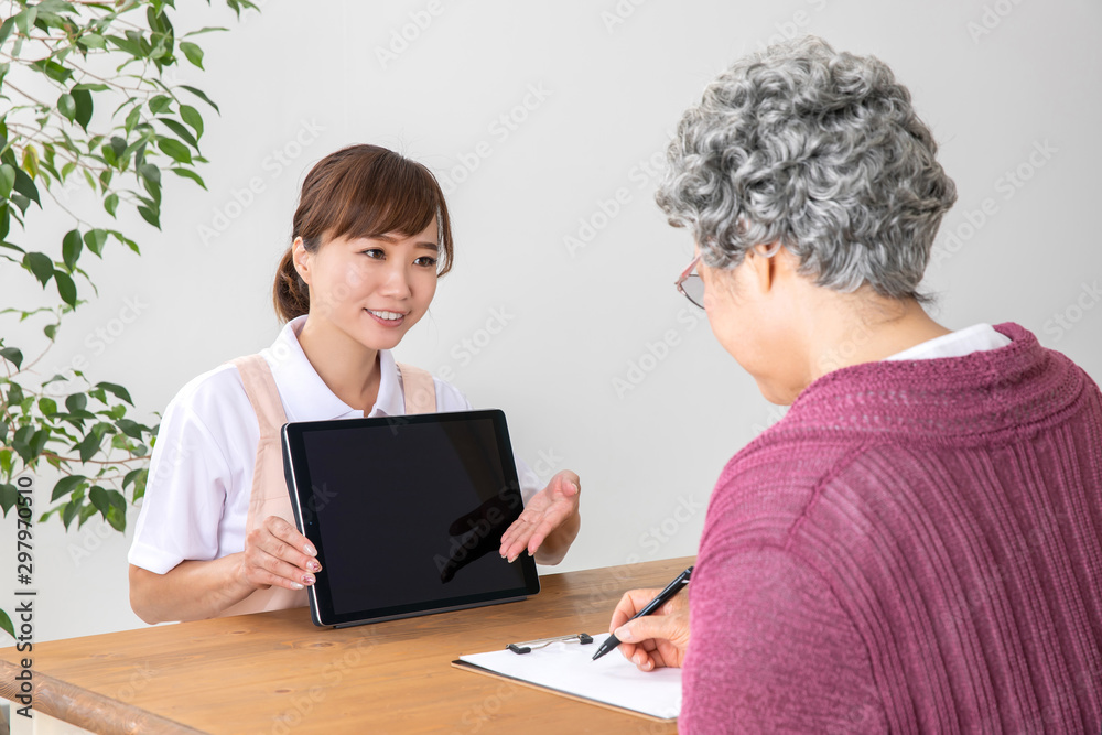 介護士と高齢者の女性 介護士と高齢者の女性