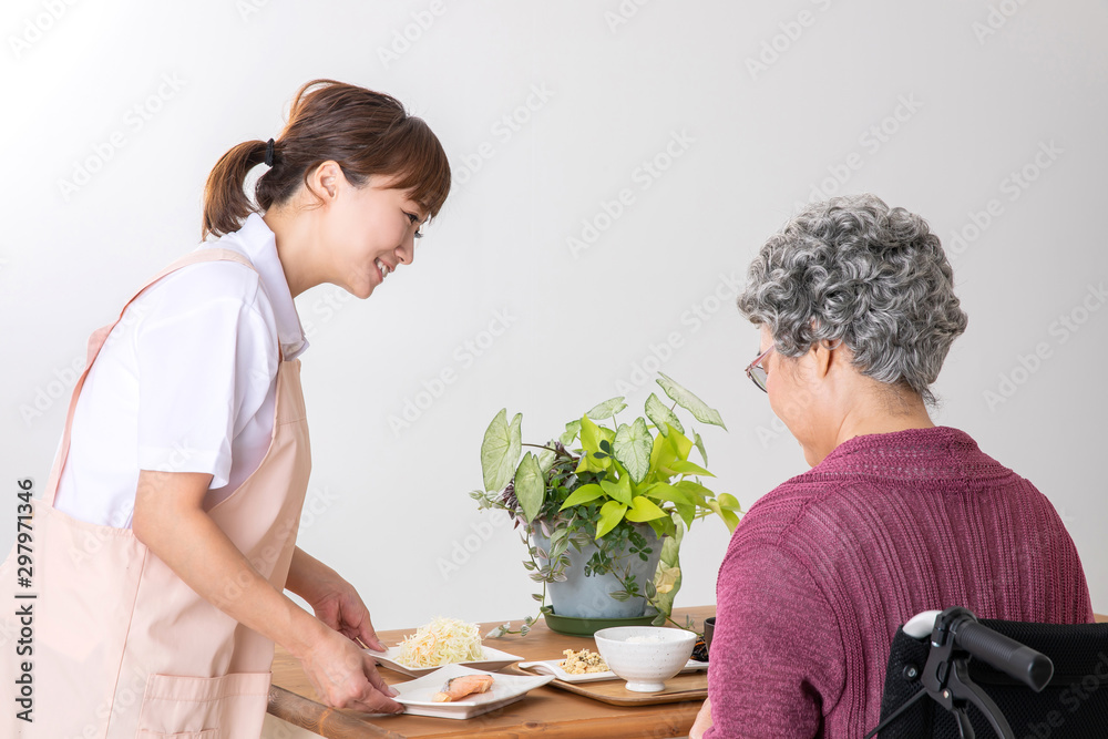 Φωτογραφία 介護士と高齢者の女性