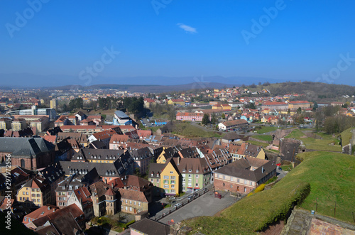 Foto vue panoramique de la ville de belfort en franche comté, France