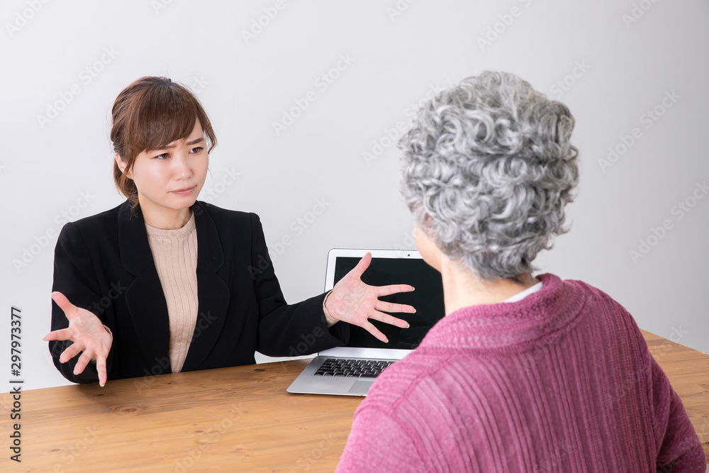 Φωτογραφία 高齢者の女性とカウンセリング