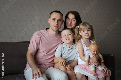 Quadro em tela An ordinary Caucasian family with two siblings
