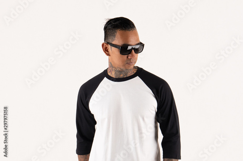 Photos Portrait of cool tattooed man wearing black and white raglan t-shirt and sunglas