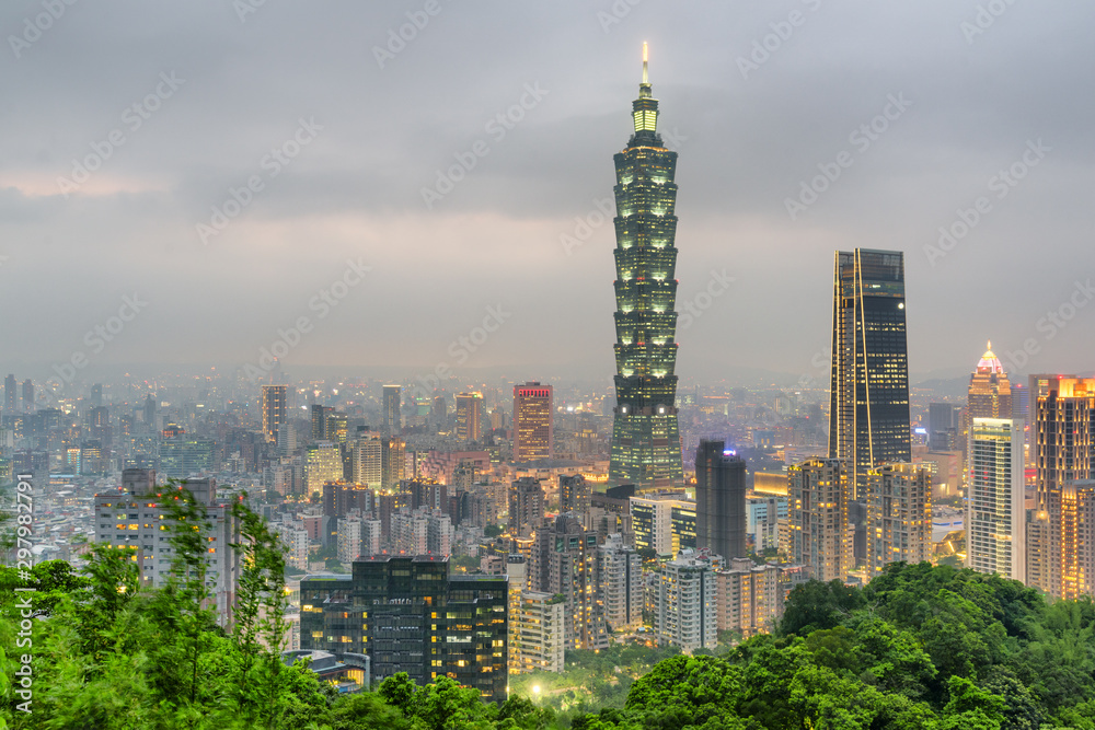 Fototapeta premium Awesome evening view of Taipei from top of mountain, Taiwan