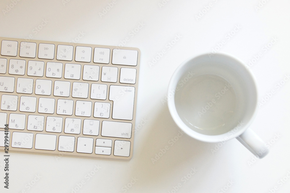 白いキーボードとマグカップ 白いキーボードとマグカップ