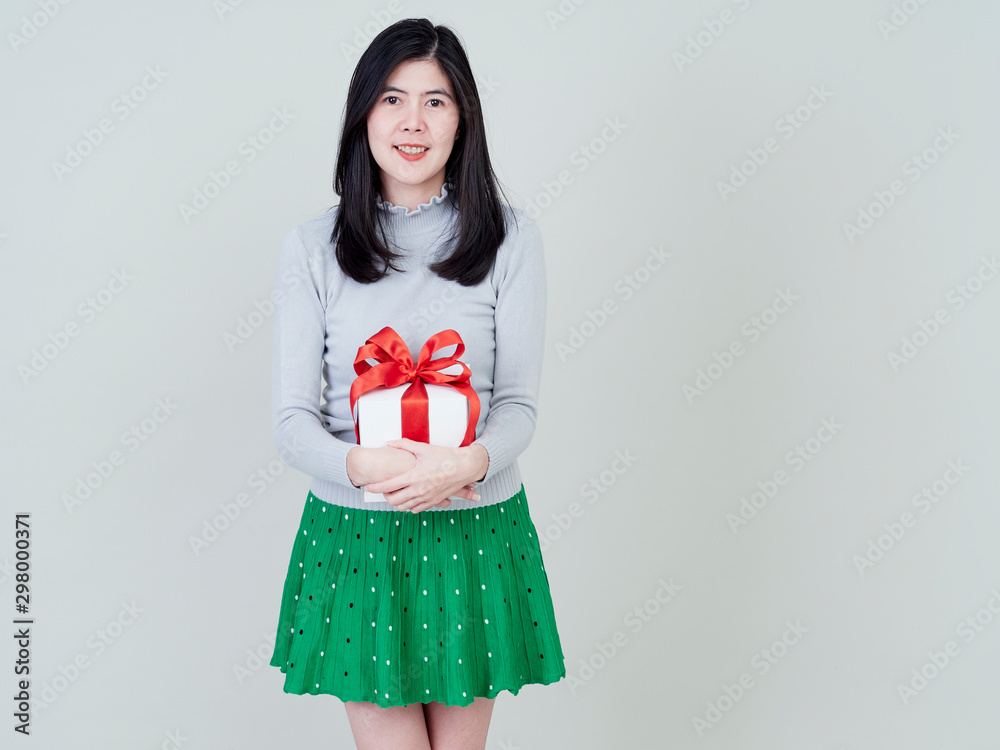 Fototapeta premium Beautiful woman holding gift box red ribbon