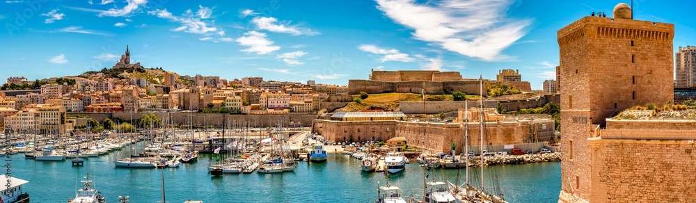 Fototapeta premium Stary port w panoramie Marsylii