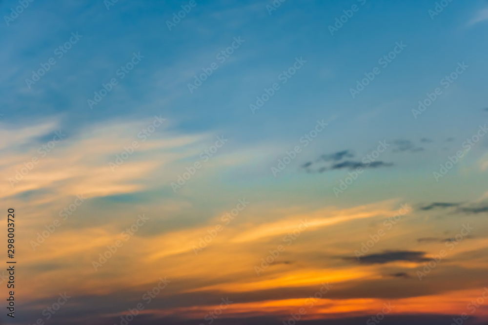 Obraz premium Piękny zachód słońca niebo tropikalne chmury