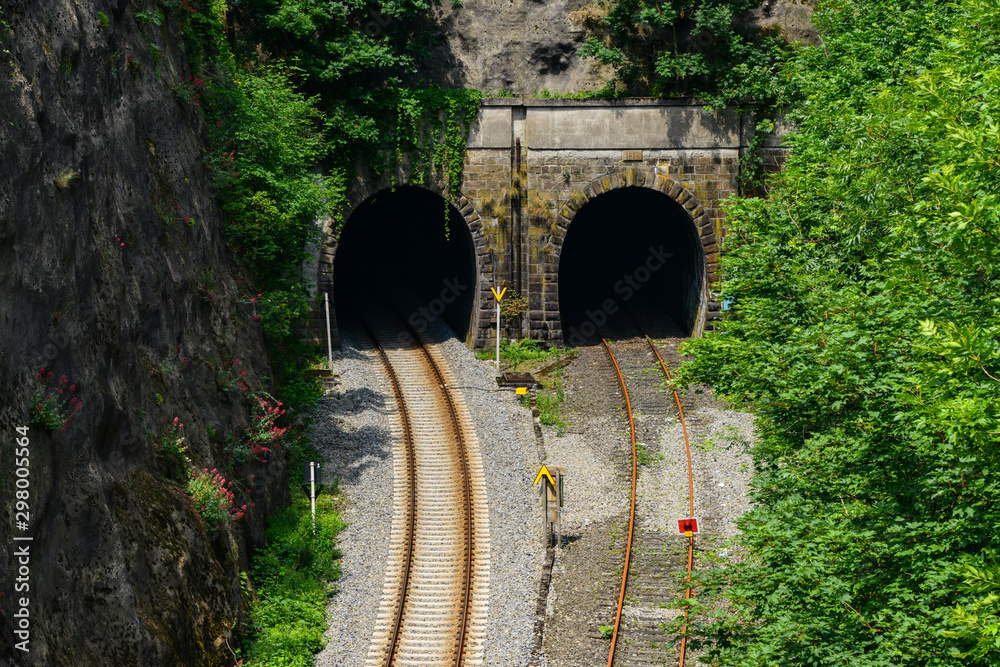 Tunnel Portale Wuppertal Bahn Eisenbahn Einschnitt Vegetation Deutschland Nebenstrecke Sperrung Einfahrt Schneise Gleise Natur Felsen gesperrt Nostalgie stillgelegt Epoche Remscheid Kurve