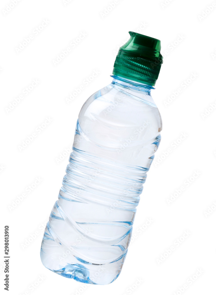 botella pequeña de agua de plástico transparente en el aire con fondo  blanco aislado Stock-foto