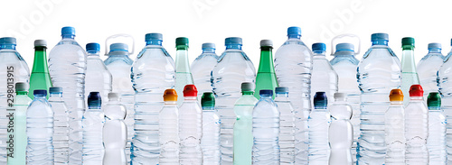 distintas botellas de agua de plástico en fondo blanco con reflejo en el agua