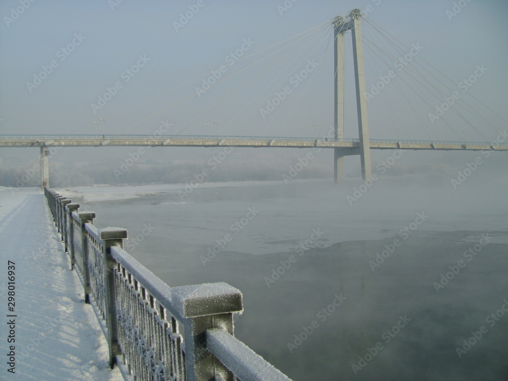 Obraz premium bridge over the river in winter Krasnoyarsk, Russia