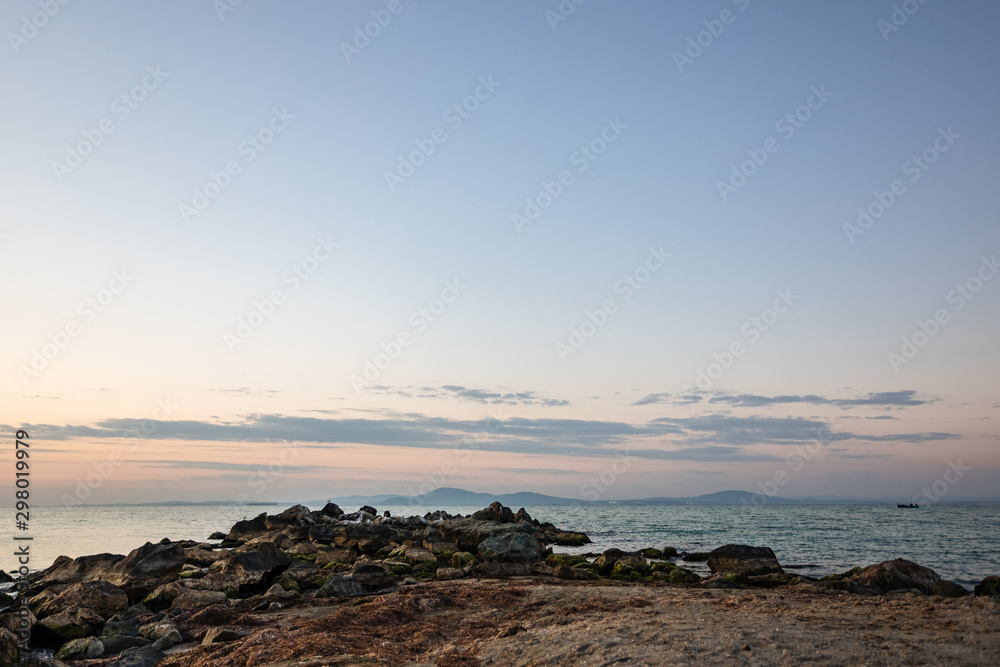 Obraz premium Beautiful cloudscape over the sea, sunrise