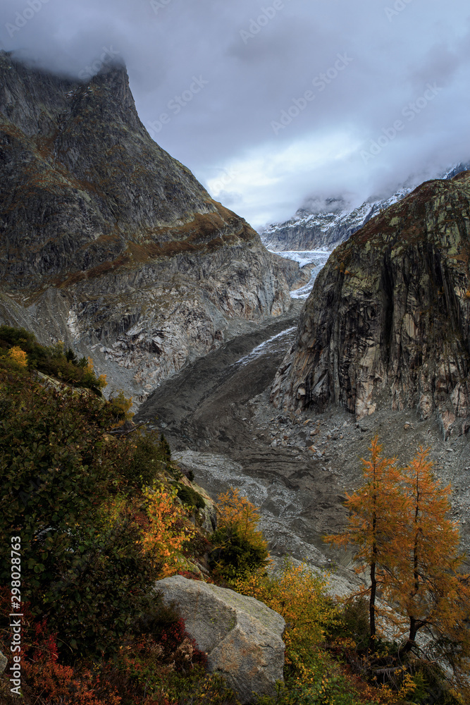 Obraz premium Picturesque Fieschergletscher glacier in Valais in autumn / Fieschergletscher im Wallis im Herbst 