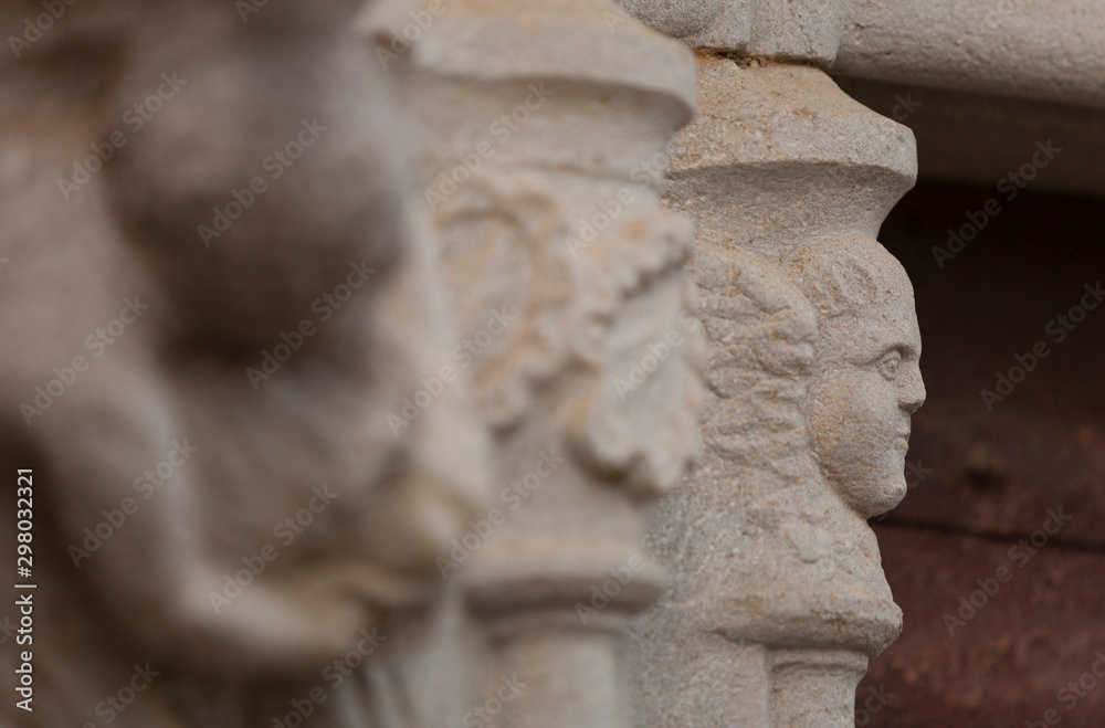 Detalles en la iglesia de Sant Vicenç de Canet d'Adri, Girona Detalles en la iglesia de Sant Vicenç de Canet d'Adri, Girona