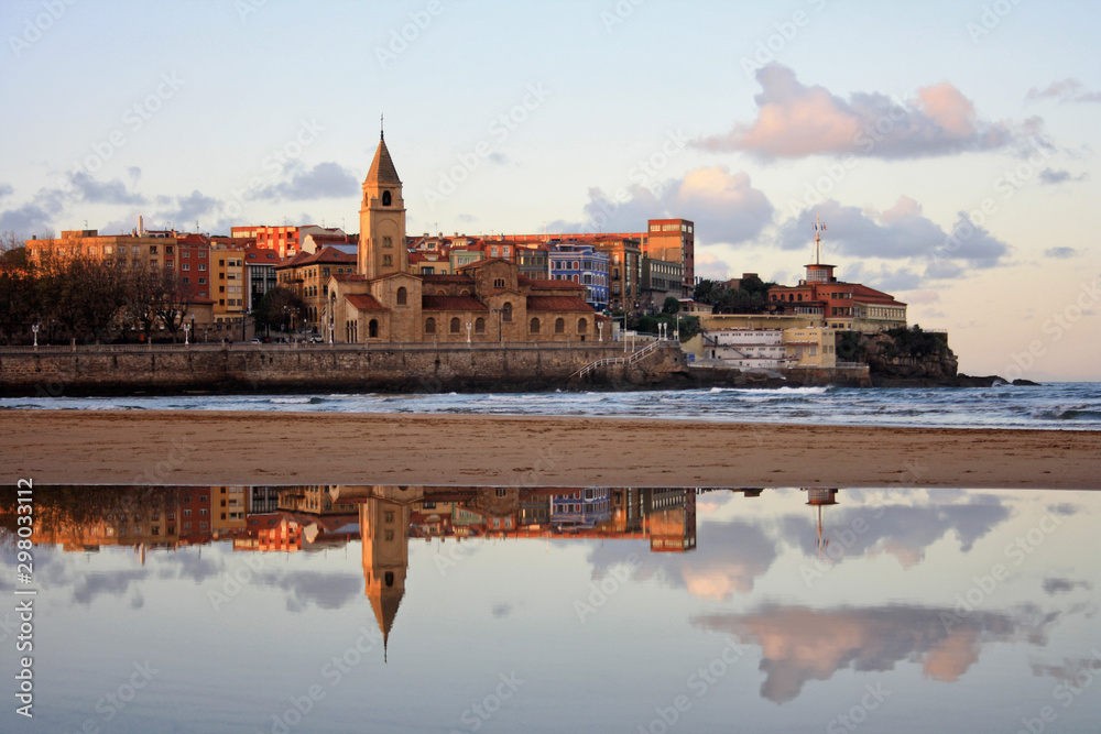 panoramic view of Gijón with reflection in the water