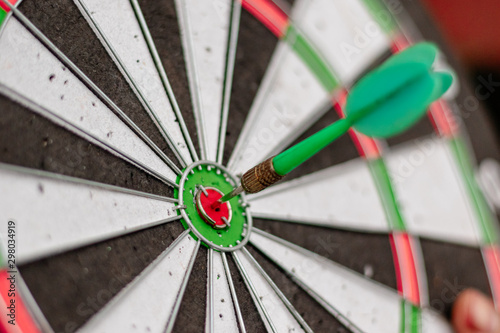 Green arrow in the center of the dart board Shows the concept of business goal setting.