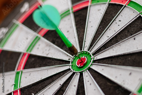 Green arrow in the center of the dart board Shows the concept of business goal setting.