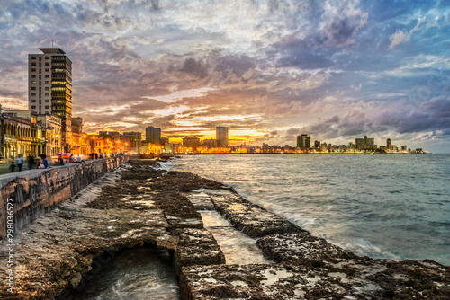 Kuba, Havanna;  Sonnenuntergang am Malecon, die Uferpromenade von Havanna. photo