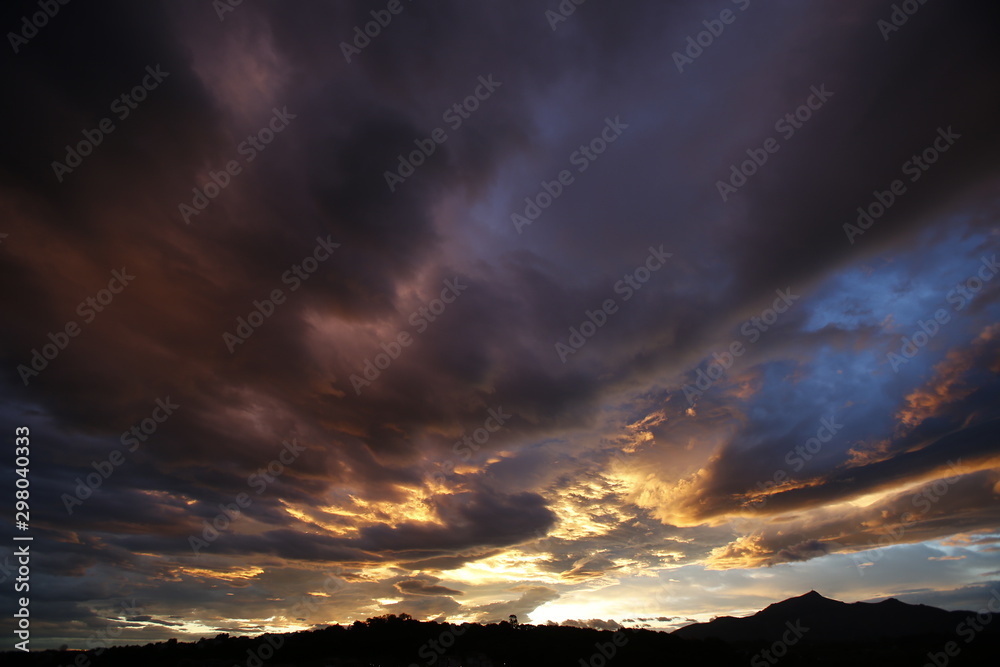 Ciel et nuages jaunes, oranges et bleus, couché de soleil lumineux Ciel et nuages jaunes, oranges et bleus, couché de soleil lumineux