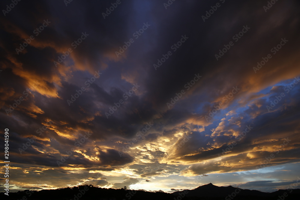 Ciel et nuages jaunes, oranges et bleus, couché de soleil lumineux