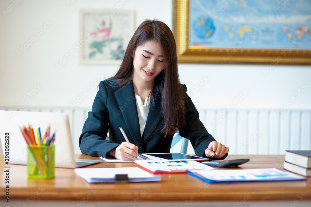 Portrait of a beautiful business woman working at a desk.Asian businesswoman Portrait of a beautiful business woman working at a desk.Asian businesswoman