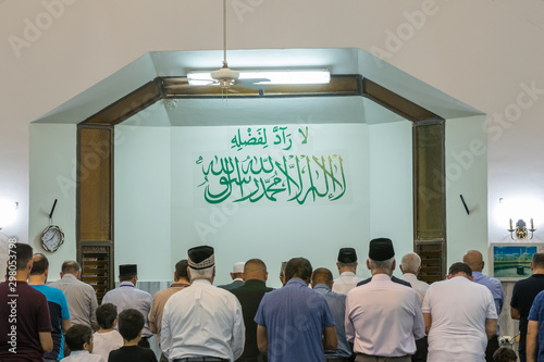 Valokuva Muslim believers pray in prayer room of the Ahmadiyya Shaykh Mahmud mosque in Ha
