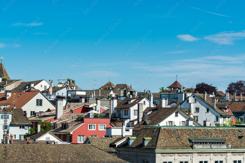 Obraz premium View of the historic center of Zurich at the bank of Limmat River, with beautiful house rooftops in spring, view form Lindenhof hill.