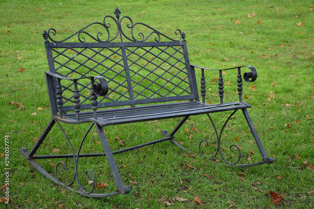 Banc de jardin à bascule époque Louis XVI Banc de jardin à bascule époque Louis XVI