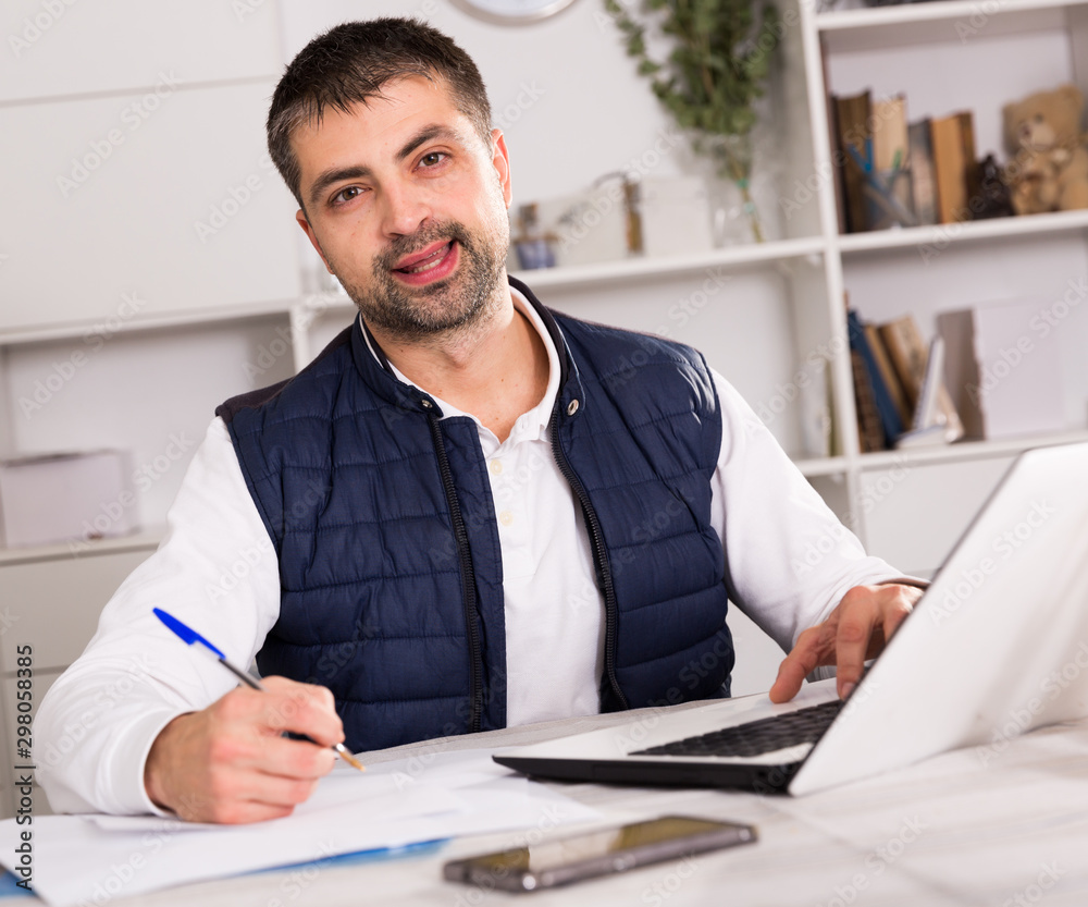 Obraz premium Portrait of male business working in office with laptop
