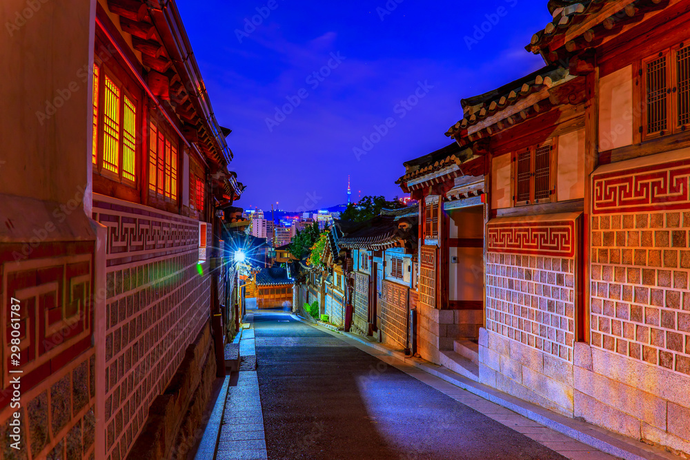 Fototapeta premium The atmosphere at night of Bukchon hanok village,South Korea.