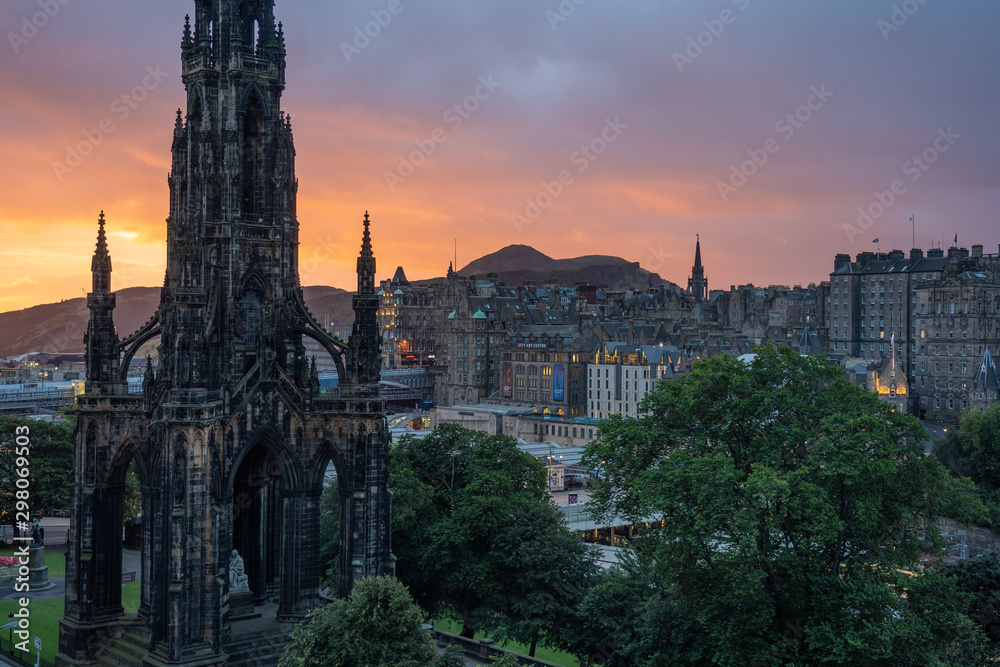 When Edinburgh wakes up, sunrise over the city 