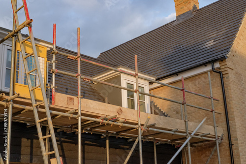 Foto Scaffolding seen assembled around residential houses being built at a former RAF base, showing various health and safety measures imposed