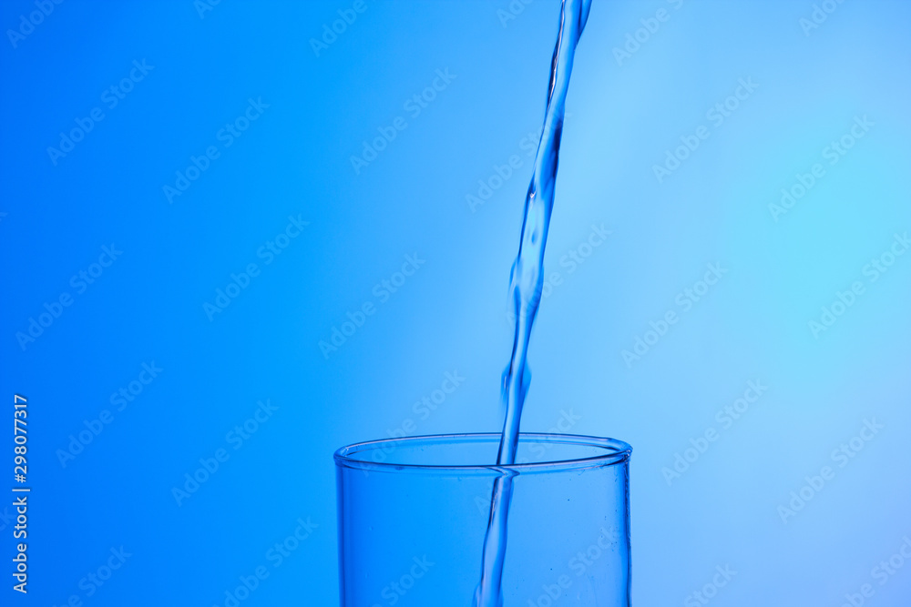 LLenando un vaso de agua, chorro de agua que se introduce en el interior de un vaso LLenando un vaso de agua, chorro de agua que se introduce en el interior de un vaso