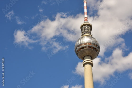 Berliner Fernsehturm vor blauem Himmel mit Wolken