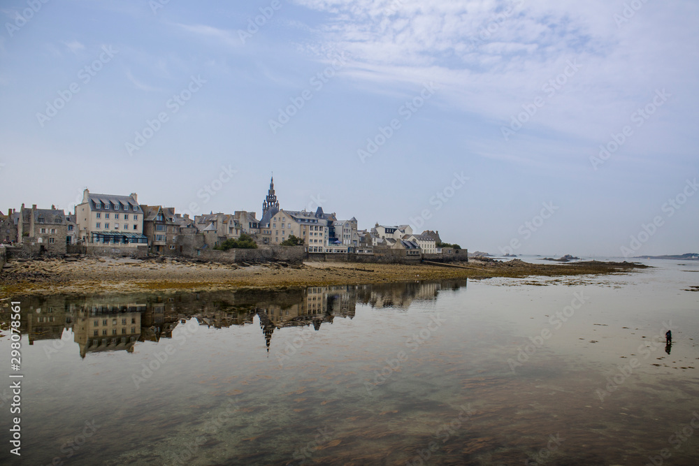 Ville de Roscoff en Bretagne et son reflet sur l'eau de la mer