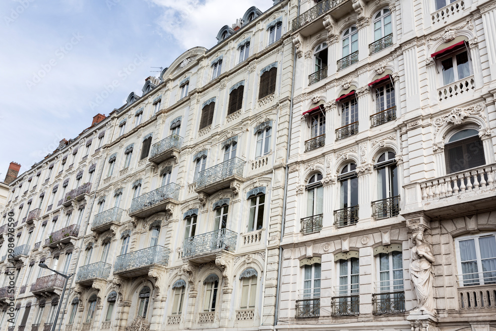 Fassade historischer Wohngebäude in Lyon, Frankreich