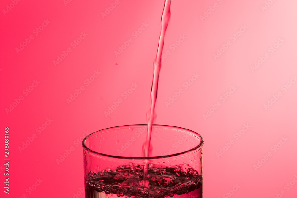 LLenando un vaso de agua, chorro