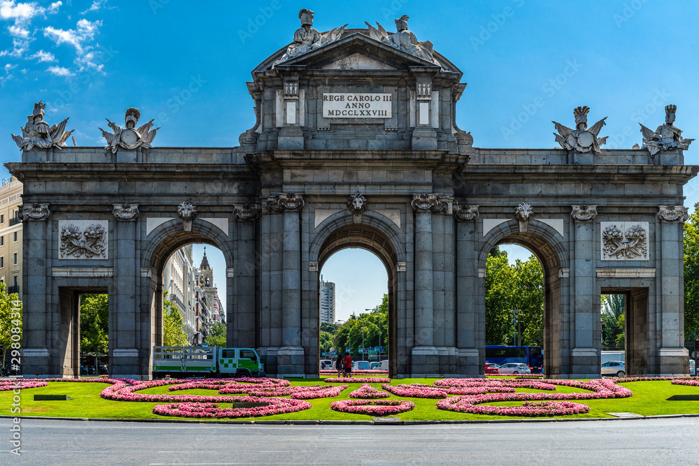 Obraz premium Puerta de Alcalá (Alcala Gate) in Madrid situated near the El Retiro Park
