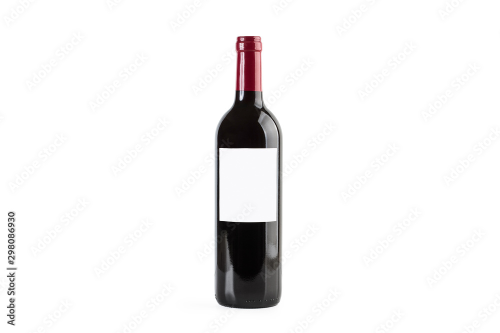 Botella de vino tinto con etiqueta blanca sobre fondo blanco aislado. Copy space Botella de vino tinto con etiqueta blanca sobre fondo blanco aislado. Copy space