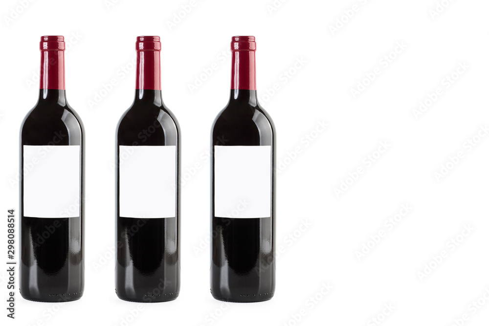 Botellas de vino tinto con etiqueta blanca sobre fondo blanco aislado. Copy space. Vista de frente Botellas de vino tinto con etiqueta blanca sobre fondo blanco aislado. Copy space. Vista de frente