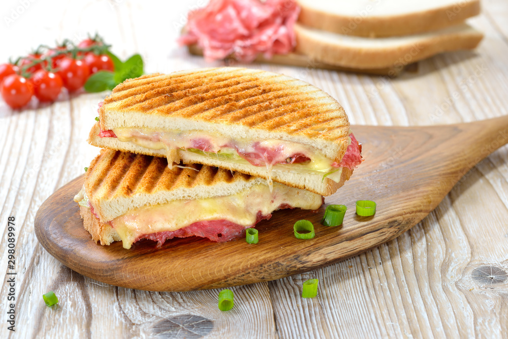 Getoastetes und im Kontaktgrill gepresstes italienisches Panini mit ...
