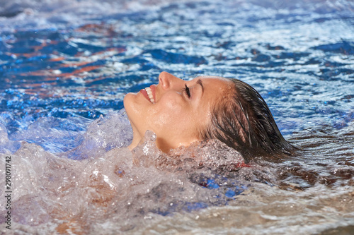 Junge FRau in einem Whirlpool