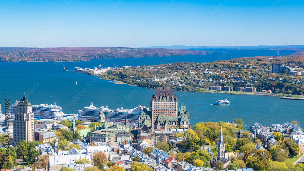 Fototapeta premium Quebec City, panorama miasta z rzeką Saint-Laurent w tle