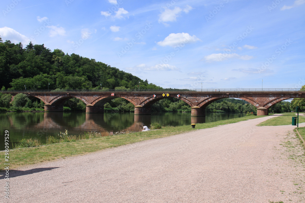 Der Fluss Main bei der Stadt Marktheidenfeld mit alter Mainbrücke im Spessart in Bayern Der Fluss Main bei der Stadt Marktheidenfeld mit alter Mainbrücke im Spessart in Bayern