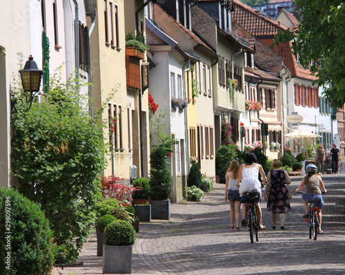 Radfahrer und Fu  g  nger unterwegs in der Altstadt von Marktheidenfeld