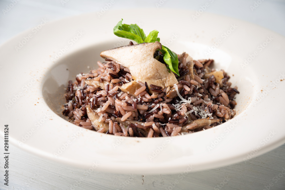 Risotto con funghi, cibo italiano Risotto con funghi, cibo italiano