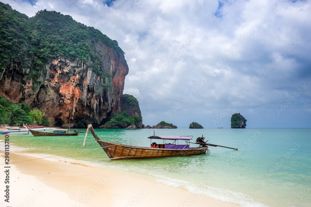 Obraz premium Long tail boat on Phra Nang Beach, Krabi, Thailand